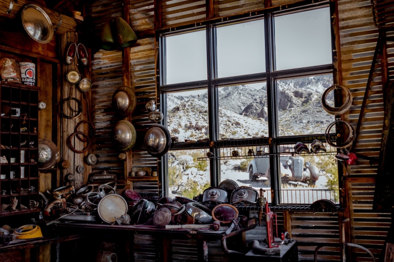 cordonnerie-GOURDON-min_shop_window_part_junk_abandoned-138873